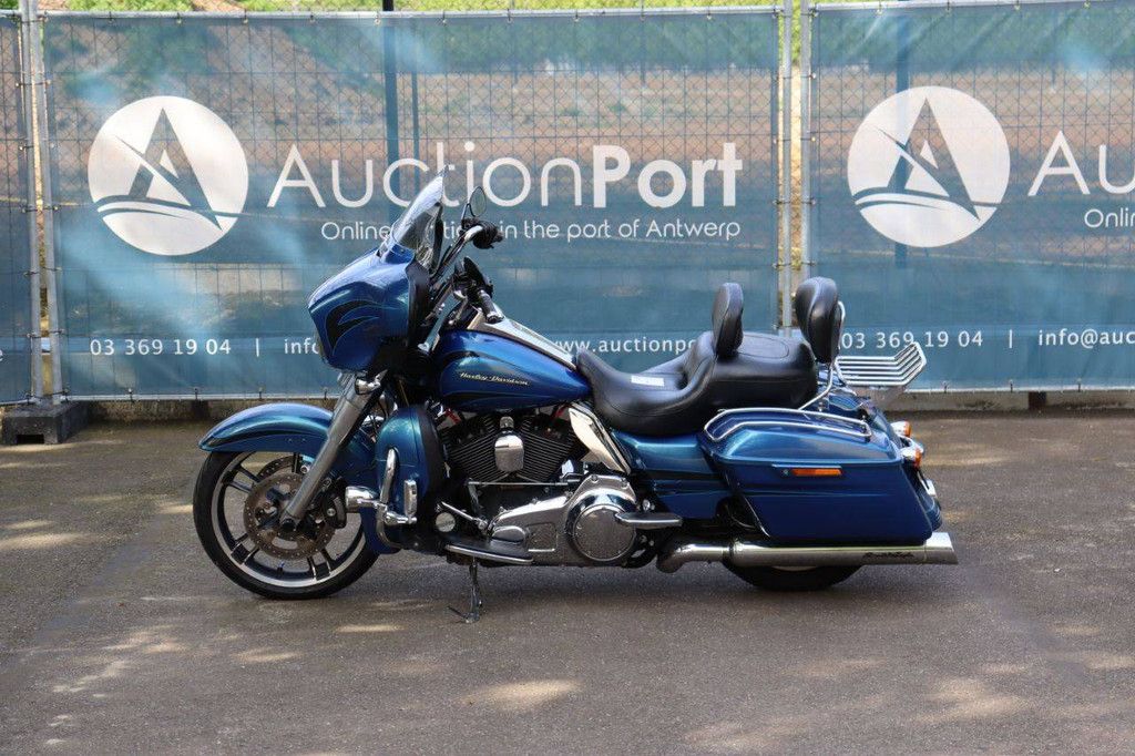 Motorcycle Harley-Davidson Street Glide Touring Petrol 2014