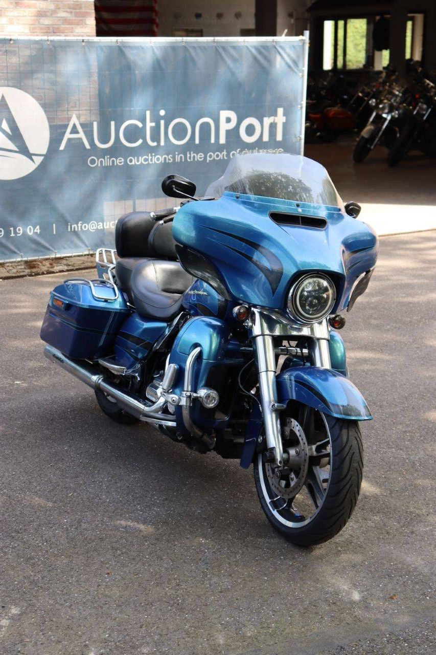 Motorcycle Harley-Davidson Street Glide Touring Petrol 2014