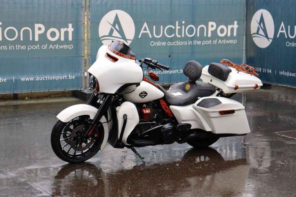 Motorcycle Harley-Davidson Street Glide (114 inch) Petrol 2019 (Margin)