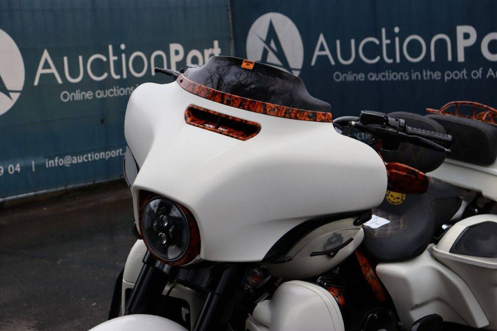 Motorcycle Harley-Davidson Street Glide (114 inch) Petrol 2019 (Margin)