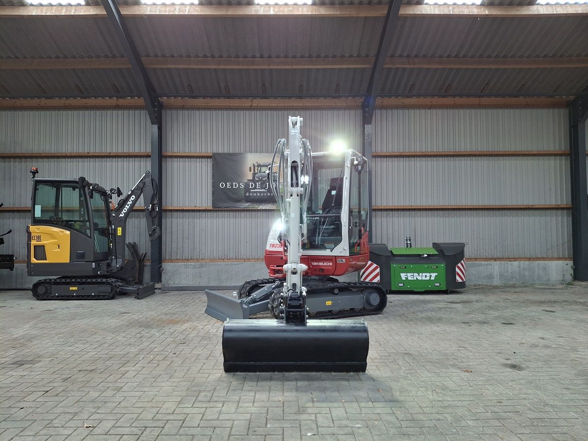 Takeuchi TB230, minigraver, minikraan, BJ2025, Demo!