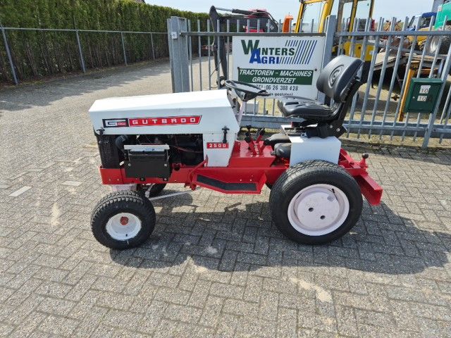 Gutbrod minitrekker 4 cilinder benzine.