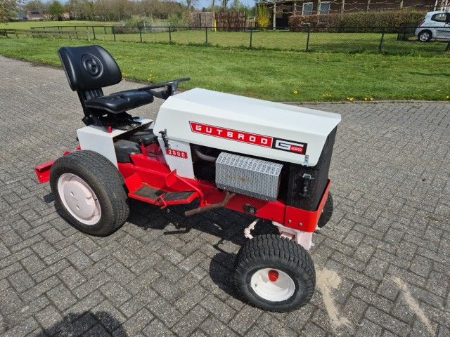 Gutbrod minitrekker 4 cilinder benzine.