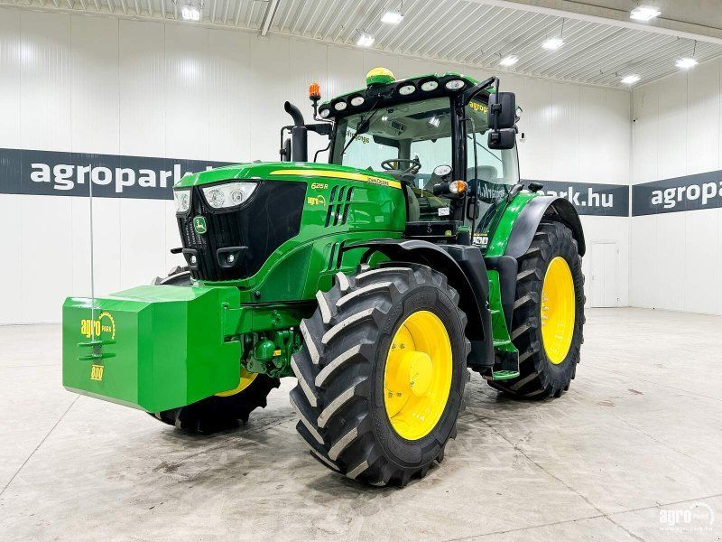 John Deere 6215R