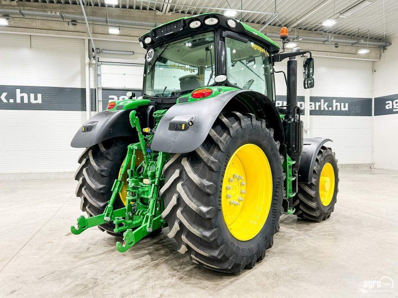 John Deere 6215R