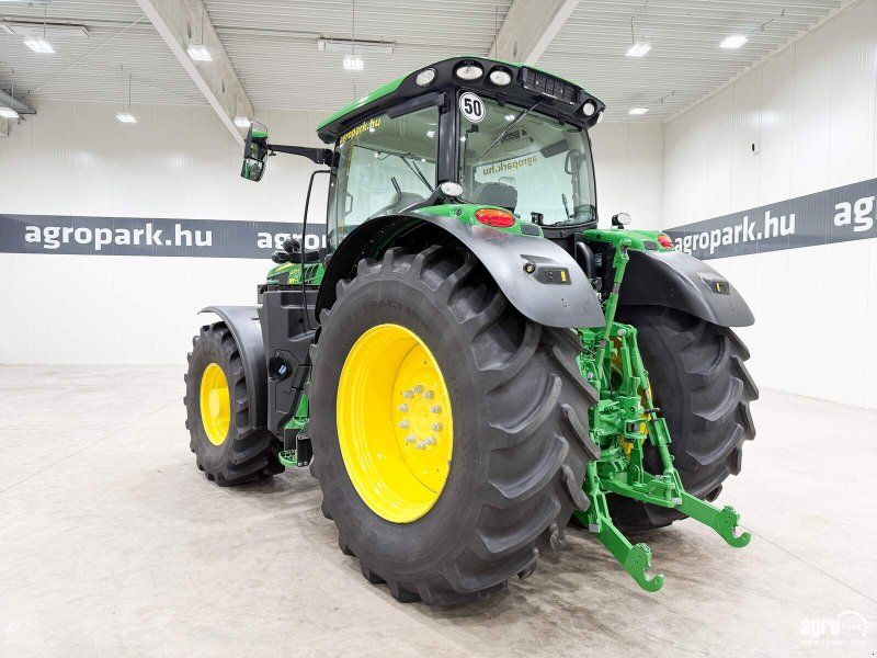 John Deere 6215R