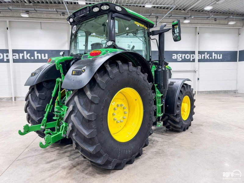 John Deere 6215R