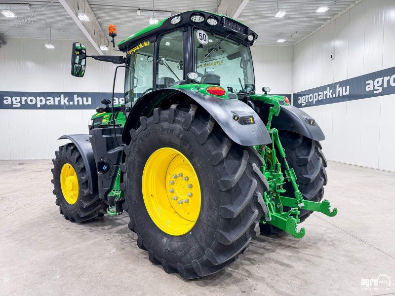 John Deere 6215R