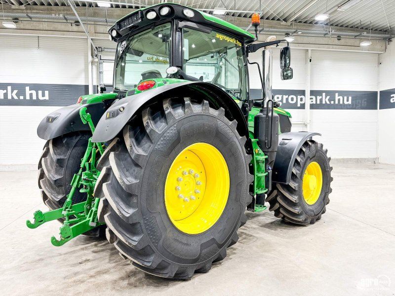 John Deere 6215R