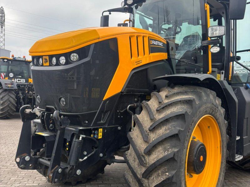 JCB FasTrac 8330