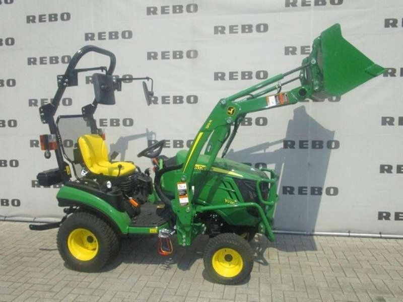 John Deere 1026R TRAKTOR