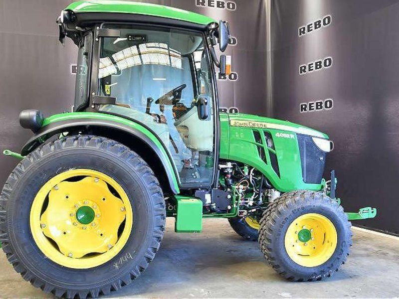 John Deere 4052R TRAKTOR