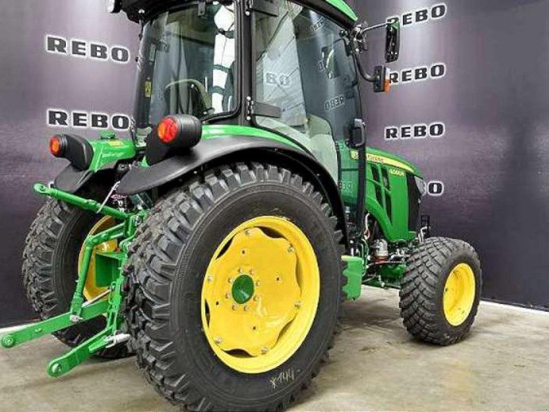 John Deere 4052R TRAKTOR