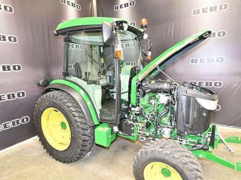 John Deere 4052R TRAKTOR
