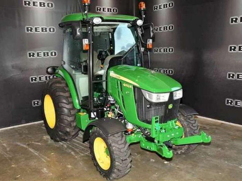 John Deere 4052R TRAKTOR