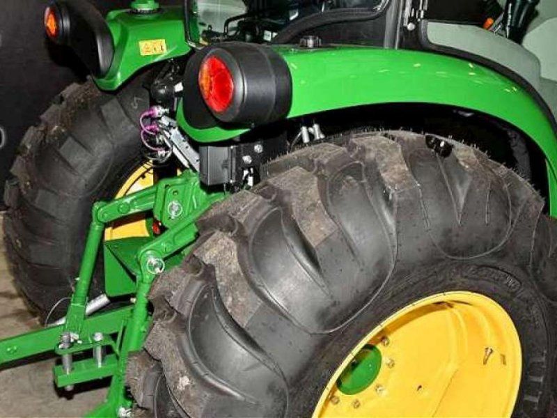 John Deere 4052R TRAKTOR