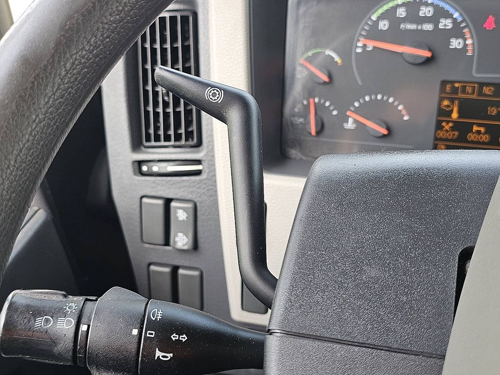 VOLVO FE 280.18 19.5t lift box: 5.52