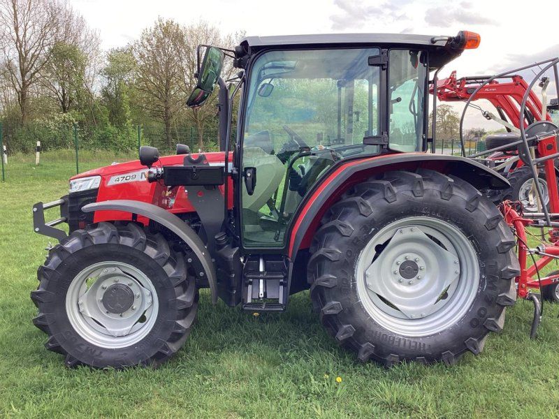 Massey Ferguson 4709M Cab