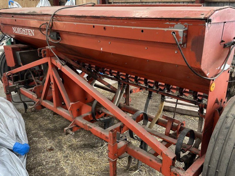 Nordsten 3 meter gødningsplaceringsmaskine.Med tænder.