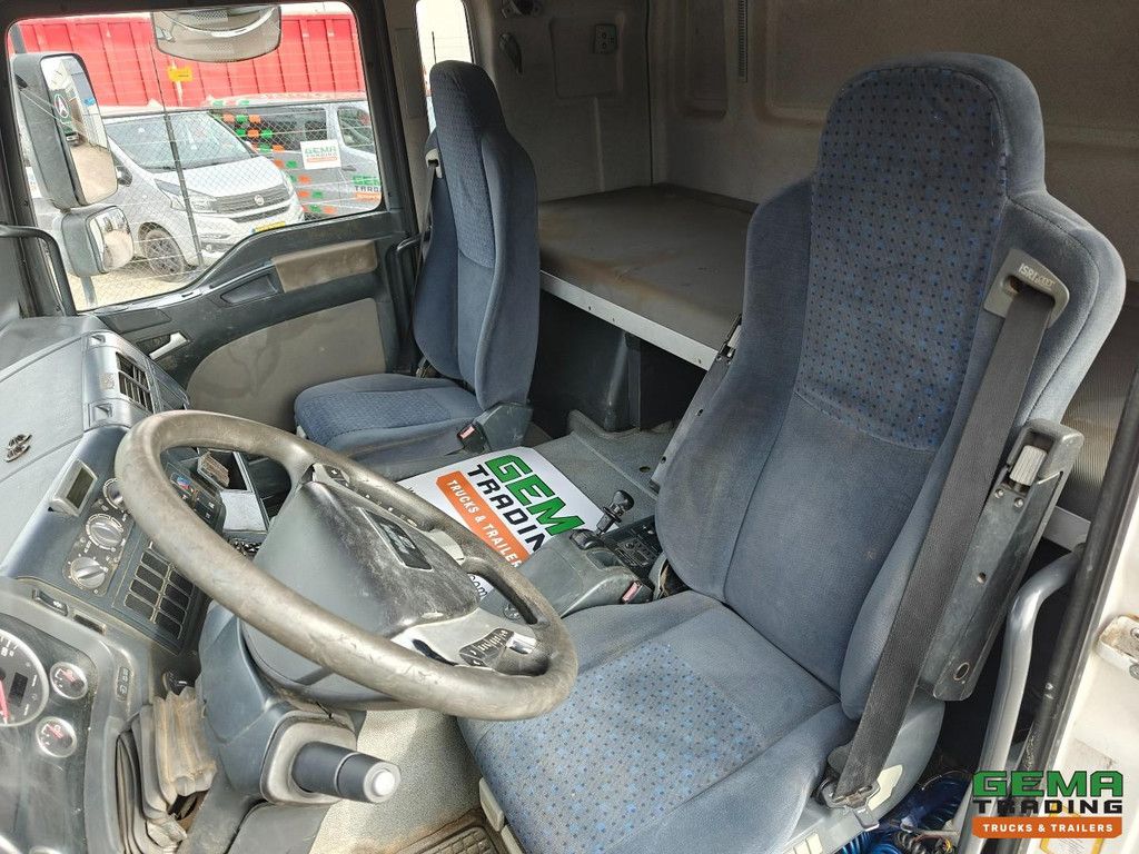 MAN TGA 26.440 6x2 Sleeper Cab Euro3 - Enclosed Box / BDF System - Full Air - Lift Axle - Towing Hitch