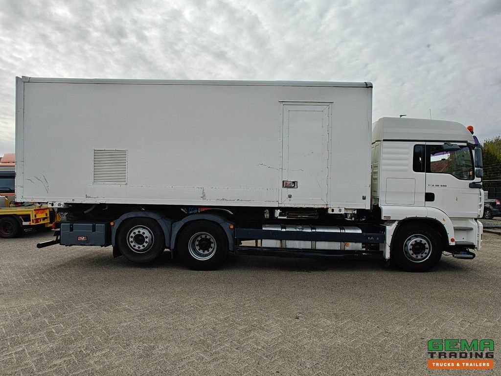 MAN TGA 26.440 6x2 Sleeper Cab Euro3 - Enclosed Box / BDF System - Full Air - Lift Axle - Towing Hitch
