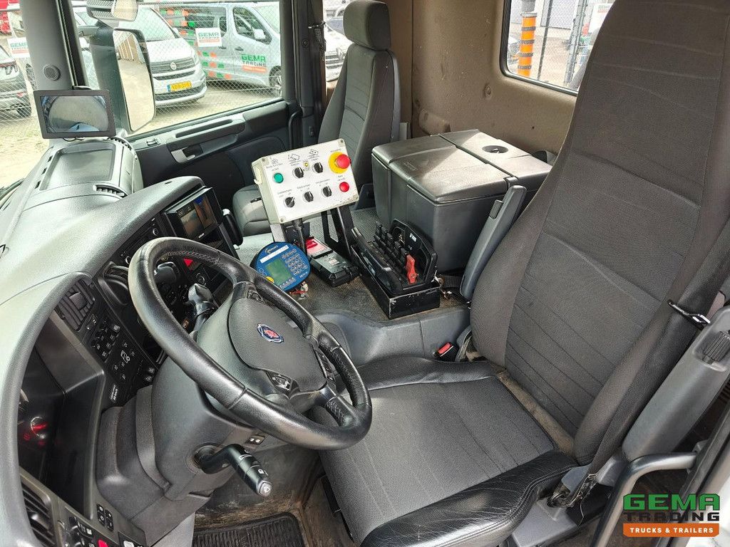 Scania P320 8x2/6 Day Cab Euro6A - HIAB XS211W-3 + Remote Control - Translift 16T - 209,671 km