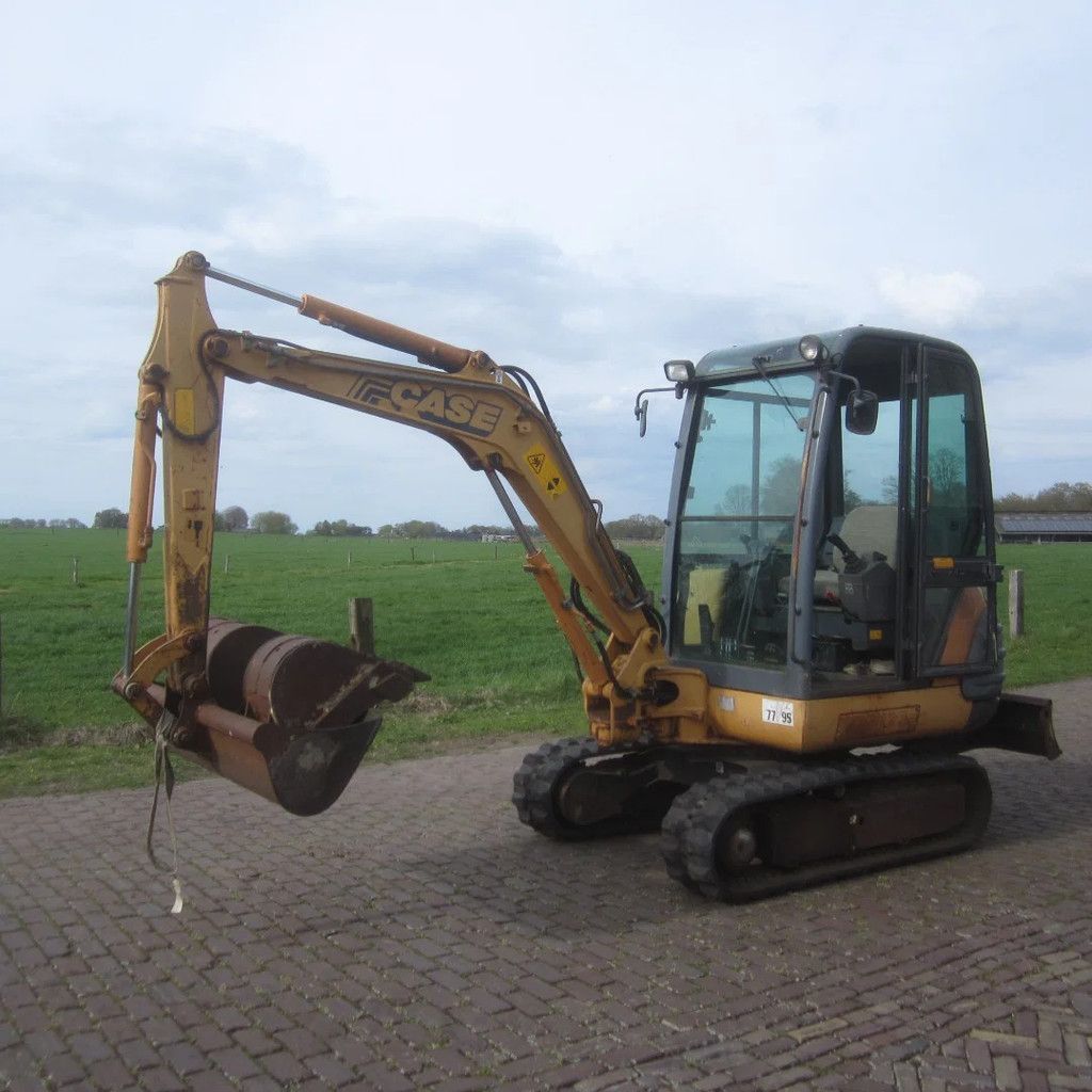 Case Minigraver Maxi 28, nieuwe rupsen, nieuwe accu.