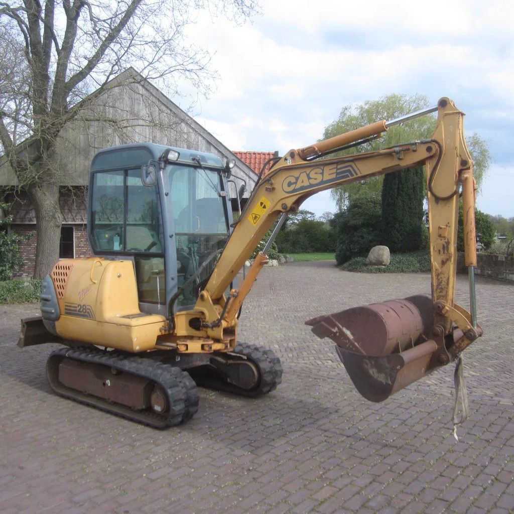 Case Minigraver Maxi 28, nieuwe rupsen, nieuwe accu.