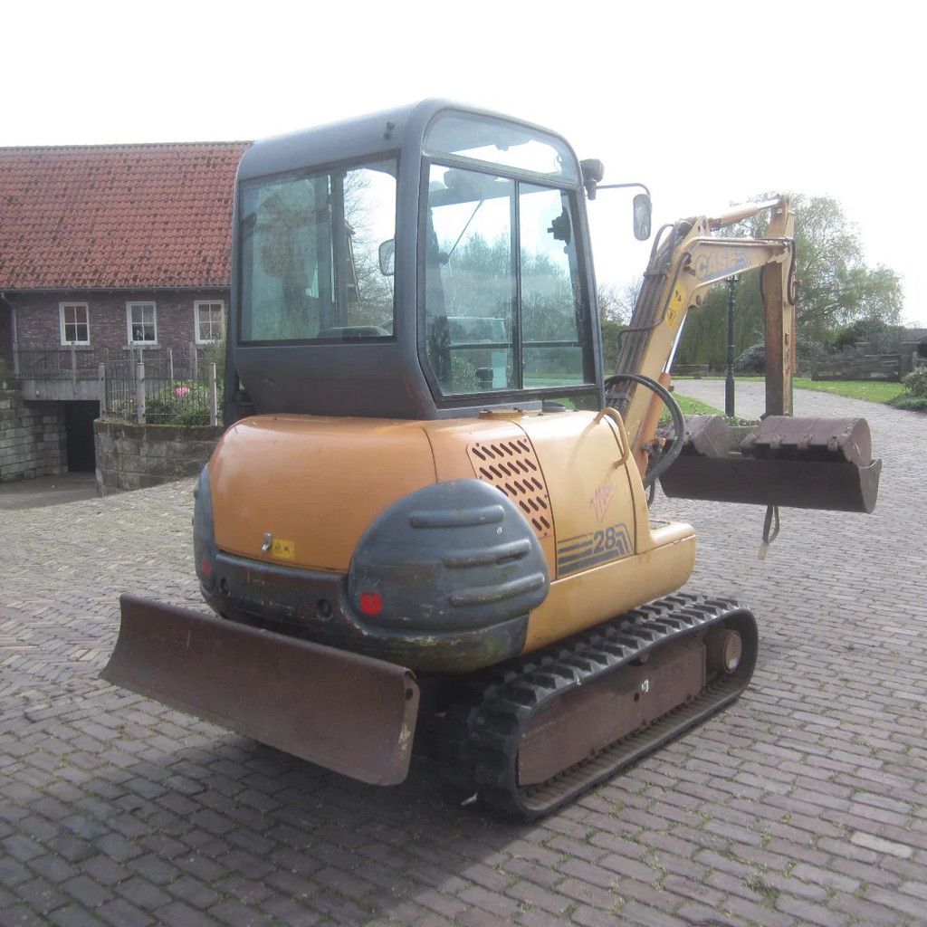 Case Minigraver Maxi 28, nieuwe rupsen, nieuwe accu.