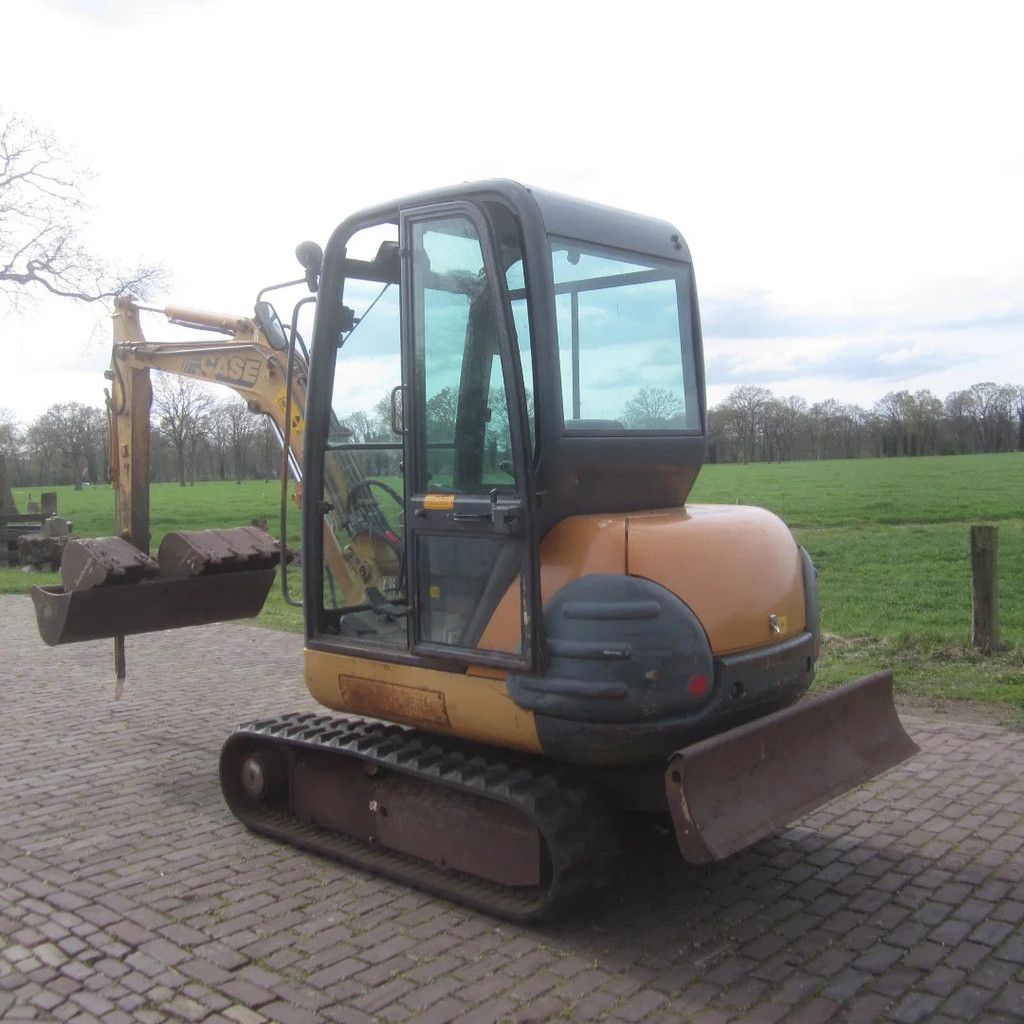 Case Minigraver Maxi 28, nieuwe rupsen, nieuwe accu.