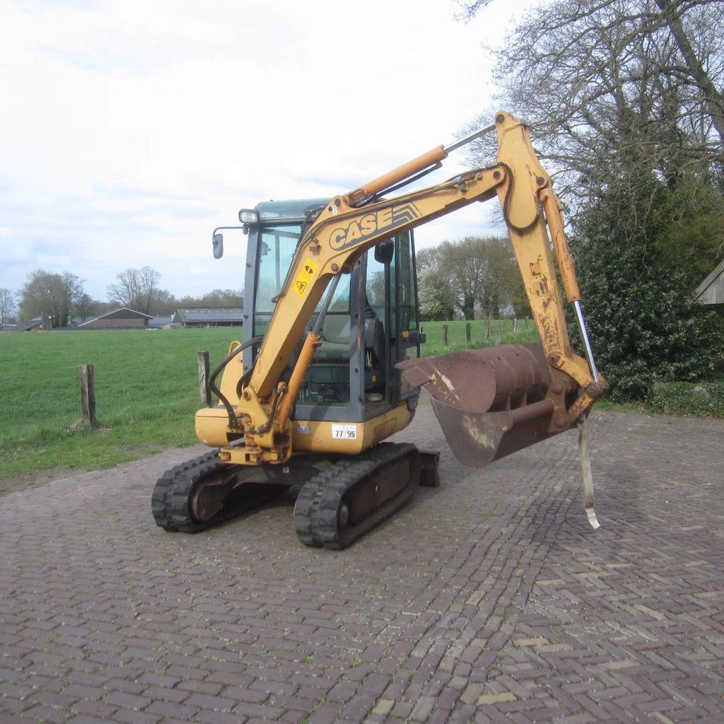 Case Minigraver Maxi 28, nieuwe rupsen, nieuwe accu.