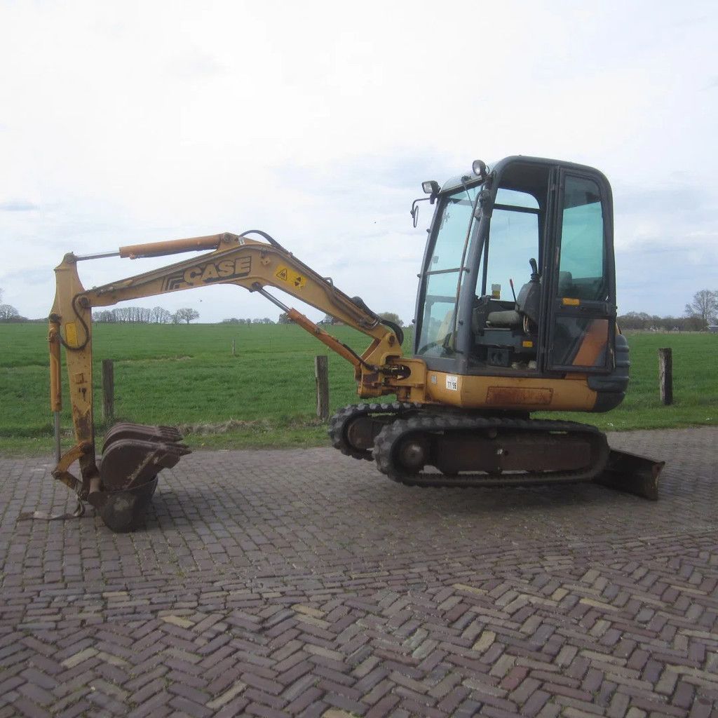 Case Minigraver Maxi 28, nieuwe rupsen, nieuwe accu.