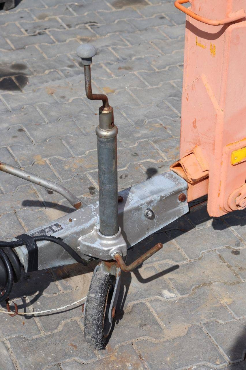 Trailer-mounted aerial work platform Upright TL33 Electric 12.3m