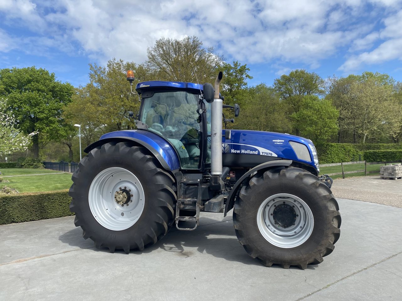 New holland t7070 auto command blue power!