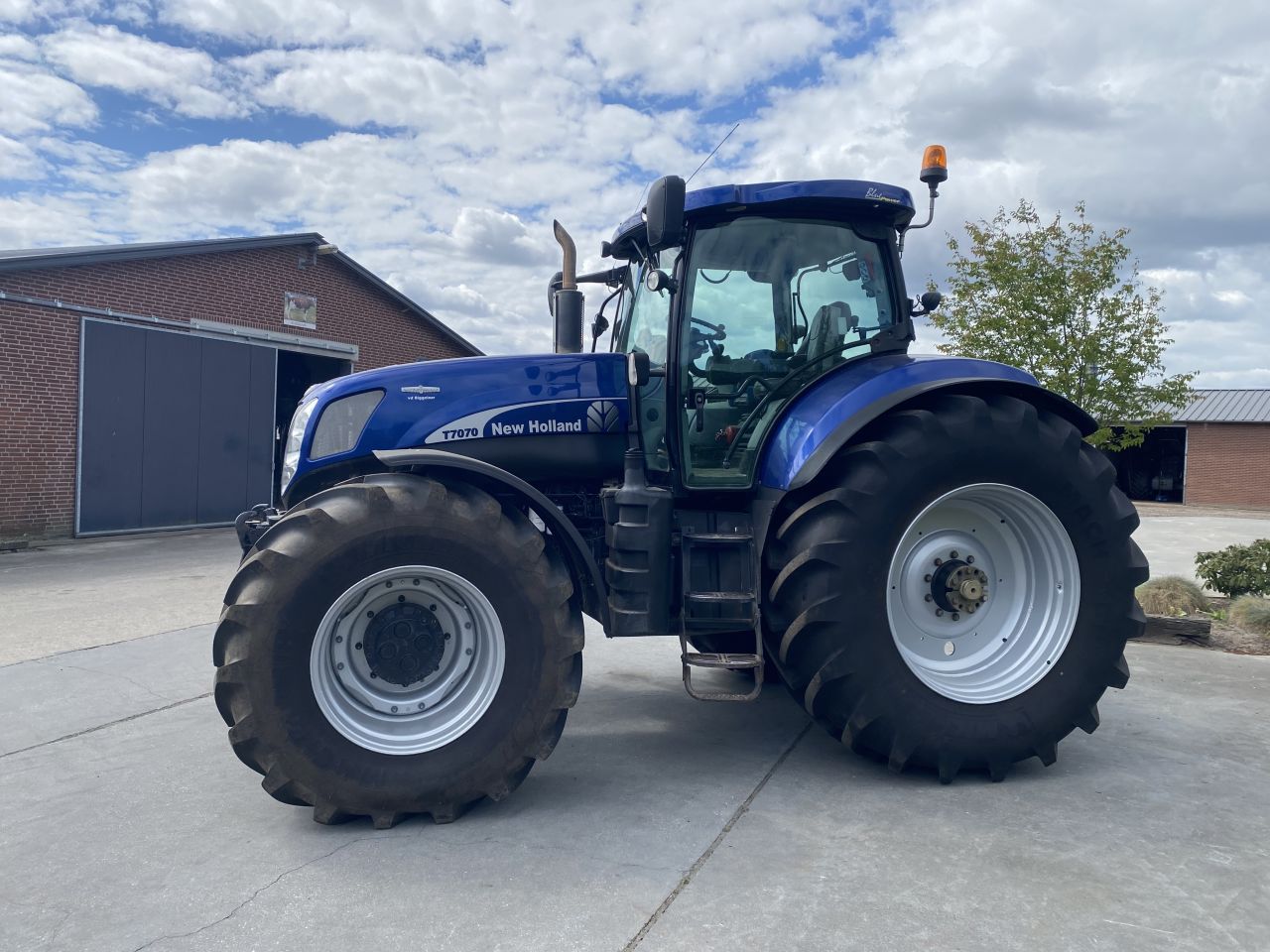 New holland t7070 auto command blue power!