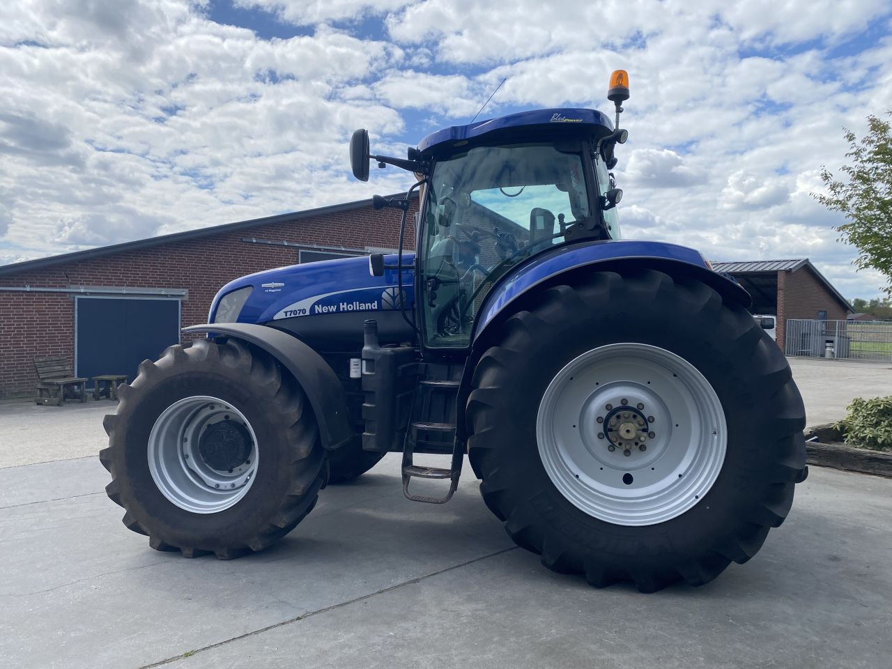 New holland t7070 auto command blue power!