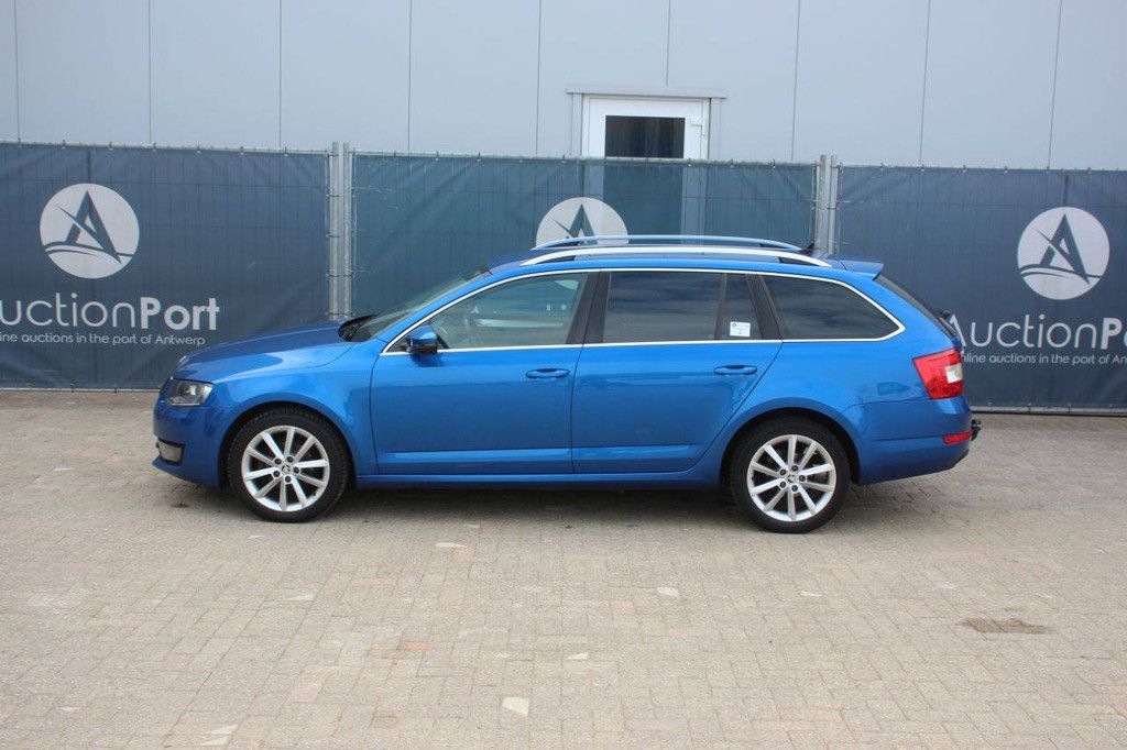 Station wagon Skoda OCTAVIA 1.6TDI Diesel 105hp 2015 (Margin)