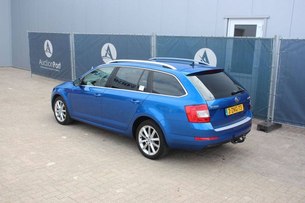 Station wagon Skoda OCTAVIA 1.6TDI Diesel 105hp 2015 (Margin)