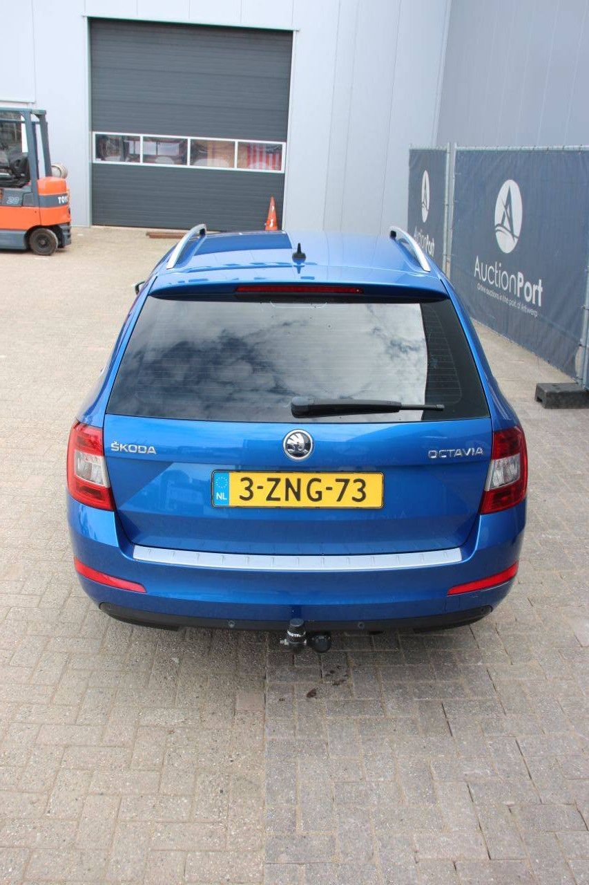 Station wagon Skoda OCTAVIA 1.6TDI Diesel 105hp 2015 (Margin)