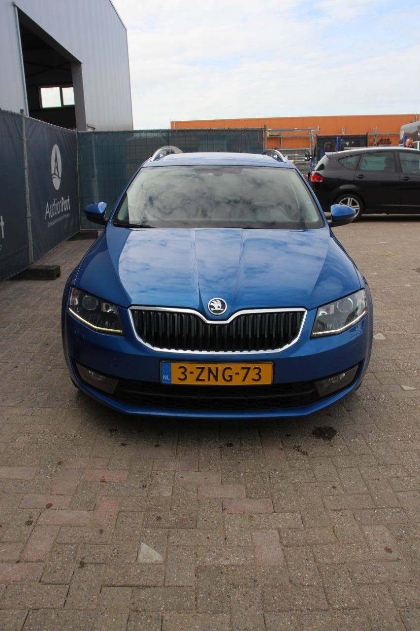 Station wagon Skoda OCTAVIA 1.6TDI Diesel 105hp 2015 (Margin)