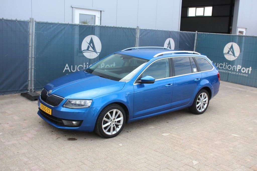 Station wagon Skoda OCTAVIA 1.6TDI Diesel 105hp 2015 (Margin)