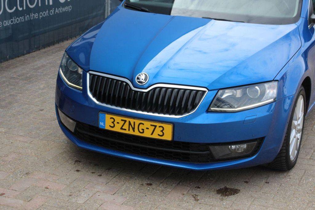 Station wagon Skoda OCTAVIA 1.6TDI Diesel 105hp 2015 (Margin)