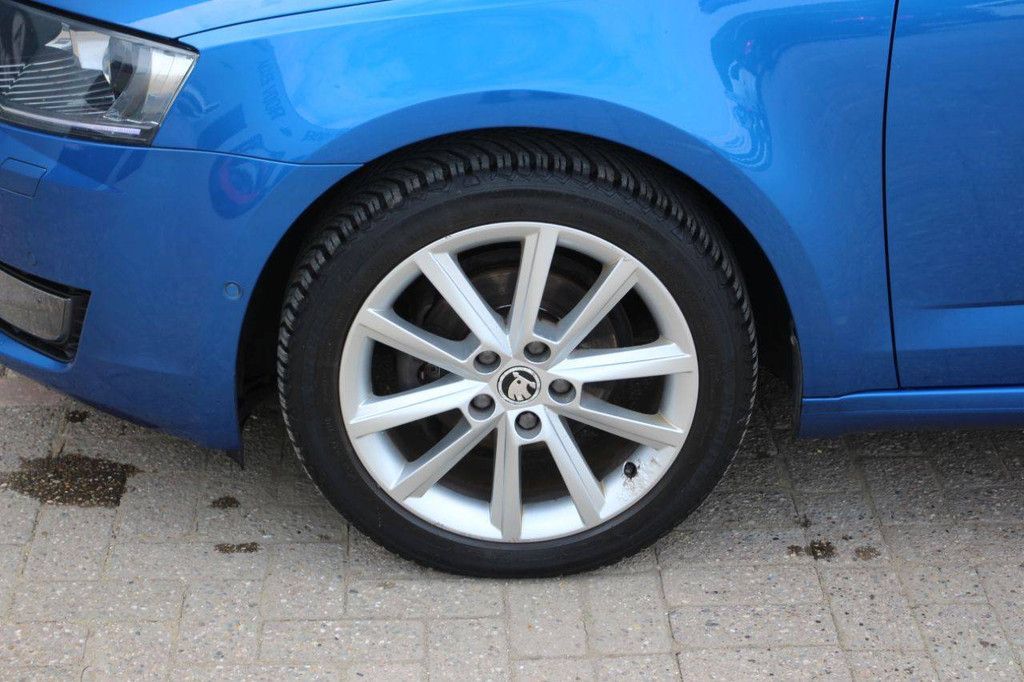 Station wagon Skoda OCTAVIA 1.6TDI Diesel 105hp 2015 (Margin)