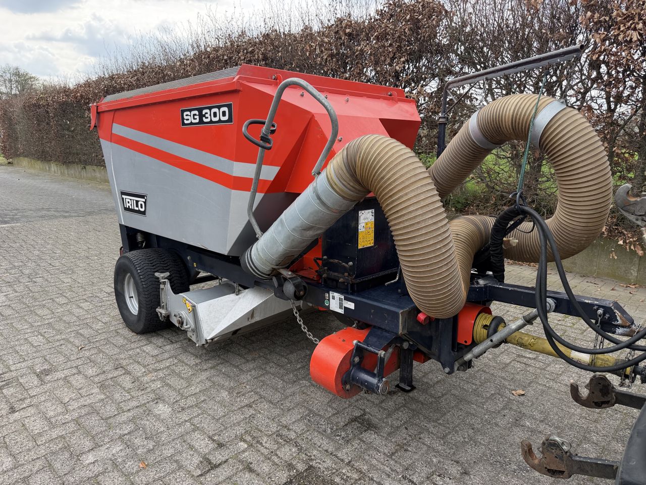 Trilo SG300 met zuigmond en zuigslang !!