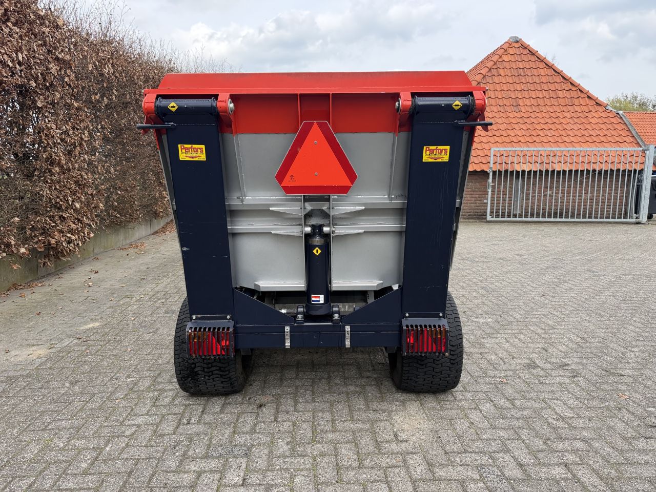 Trilo SG300 met zuigmond en zuigslang !!
