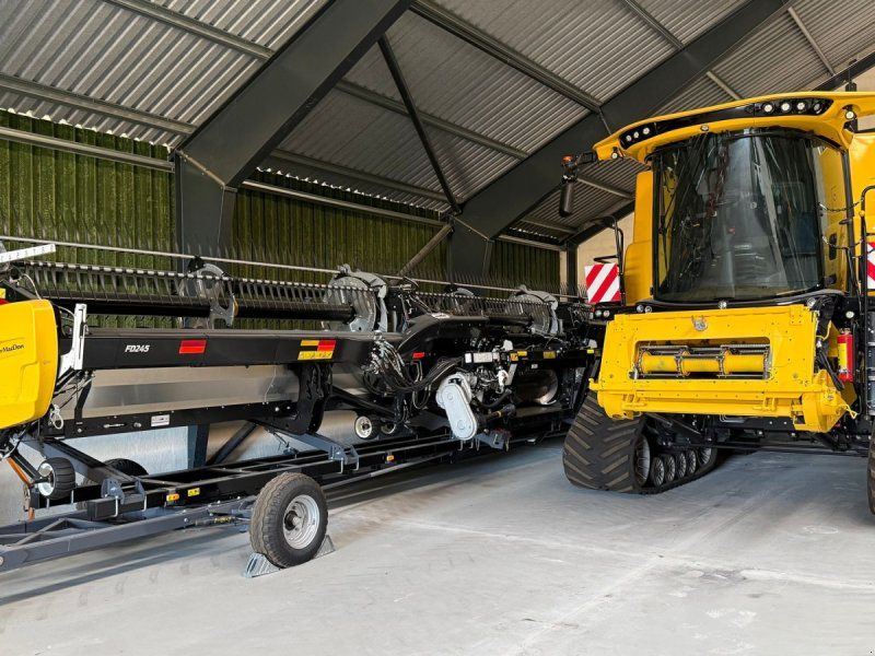 New Holland CR10.90 + 45” MacDon FD245