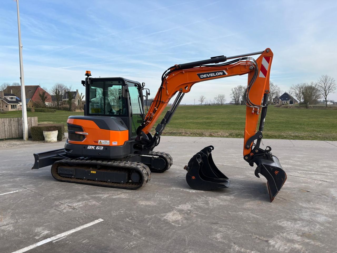 Develon DX63-7