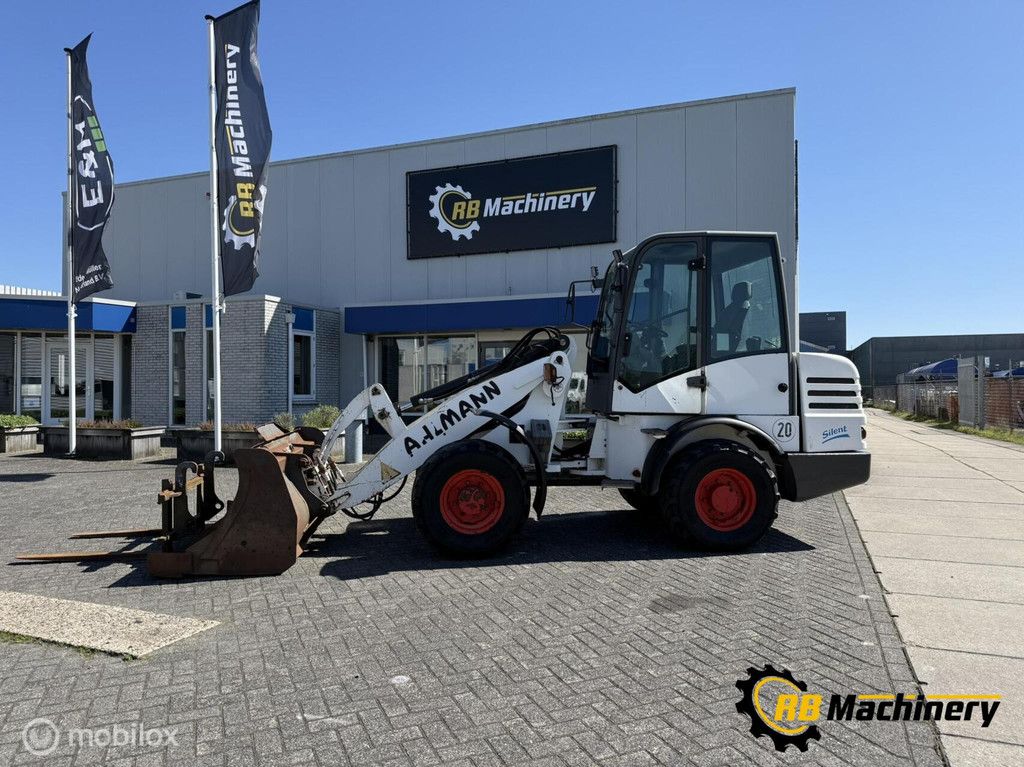 Ahlmann AL80 met 4500 uur. bj 2004