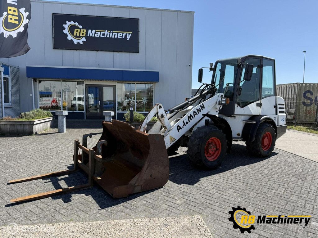 Ahlmann AL80 met 4500 uur. bj 2004