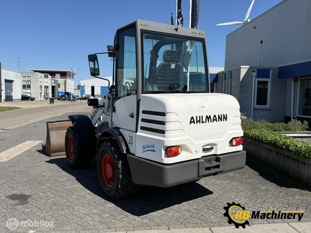 Ahlmann AL80 met 4500 uur. bj 2004
